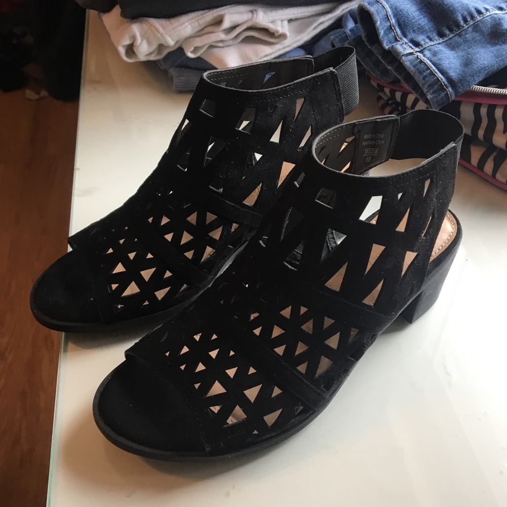 NWOT American Eagle suede black heels!